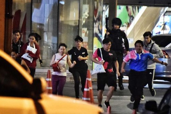 තායිලන්තයේ 21ක් ඝාතනය කළ සෙබළා පොලිස් වෙඩි පහරින් මිය යයි