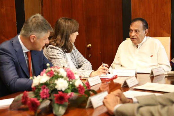 යුරෝපා සංගමයේ දූත පිරිසක් සහ කථානායක අතර හමුවක්