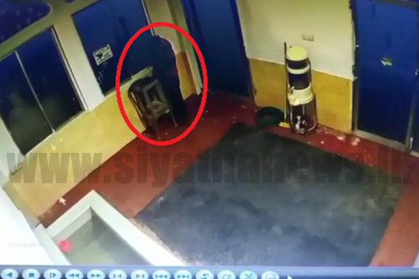 ආගමික ස්ථානයකට ඇතුල් වු පුද්ගලයෙකු පින් කැටයක් කඩා මුදල් සොරාගෙන යයි