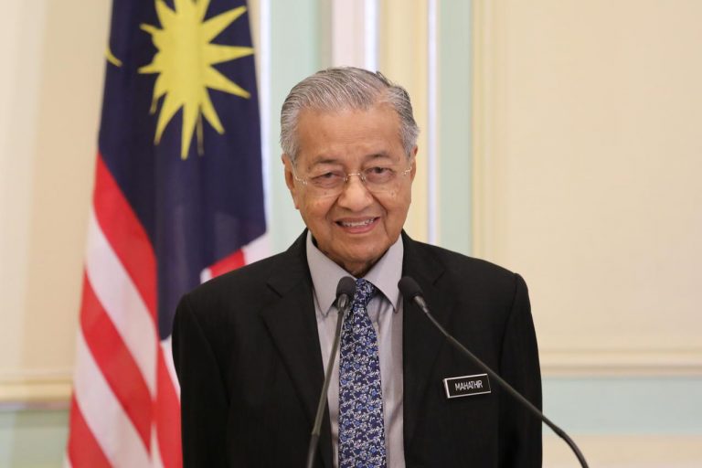 මැලේසීයානු අගමැති සිය අස්වීමේ ලිපිය බාර දෙයි