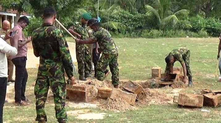 මුලතිව් ඉඩමකින් පතුරම් උණ්ඩ සැඟවු පෙට්ටි රැසක්