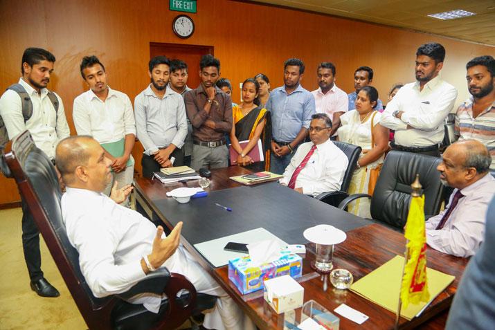 ඛනිජ තෙල් සංස්ථාවට ඉවත් කළ සේවකයන් යළි බඳවා ගන්නවා