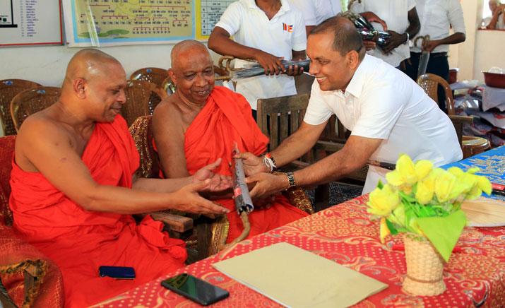 නායකයා හොරකම් කරනවානම් ගෝලයෝත් හොරකම් කරනවා