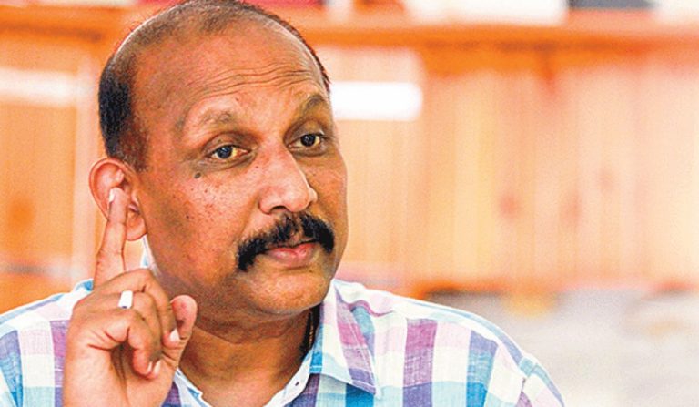 නිදහස් දින සැමරුම් උළෙලේදී ජාතික ගීතය ගයන භාෂාව