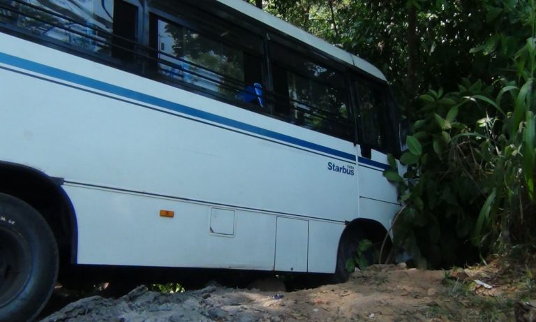 පාසල් ළමුන් ප්‍රවාහනය කල බස් රථයක් මාර්ගයෙන් ඉවතට පැන අනතුරට
