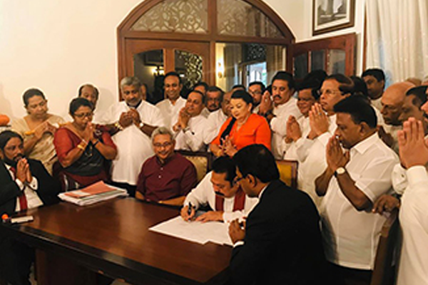 අගමැති මහින්ද නාම යෝජනා පත්‍රයට අත්සන් තබයි
