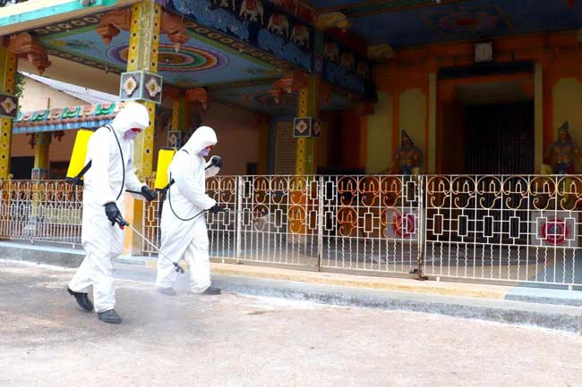 නාවික හමුදාව යාපනයේ ආගමික ස්ථාන සහ නිවාස විෂබීජහරණය කරයි