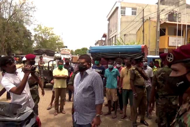 යුද හමුදාපති හදිසියේම දඹුල්ල ආර්ථික මධ්‍යස්ථානයේ සංචාරයක නිරත ‌වෙයි