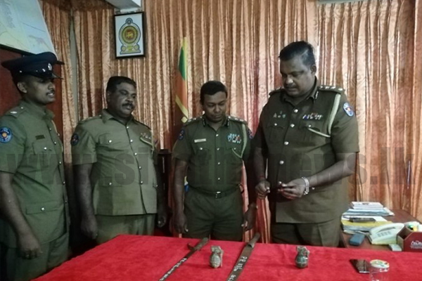 මංකොල්ලකෑම් සිදුකළ 5 දෙනෙක් ආයුධ තොගයක් සමඟ අත්අඩංගුවට