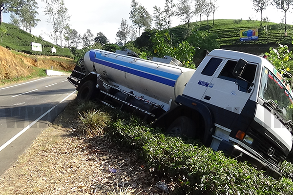 බවුසරයක් මාර්ගයෙන් ඉවතට පැන අනතුරට