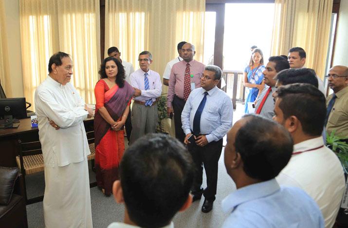 කරූ නිල වාහන භාර දෙමින් කාර්ය මණ්ඩලයට සමුදෙයි