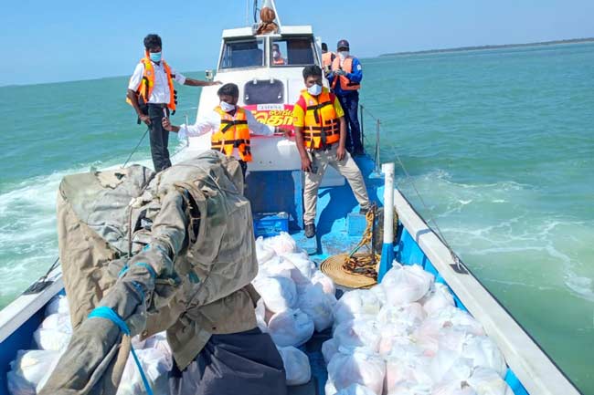නයනතිවු දූපතට අත්‍යාවශ්‍ය ආහාර රැගෙන යාමට නාවික හමුදාවේ සහාය