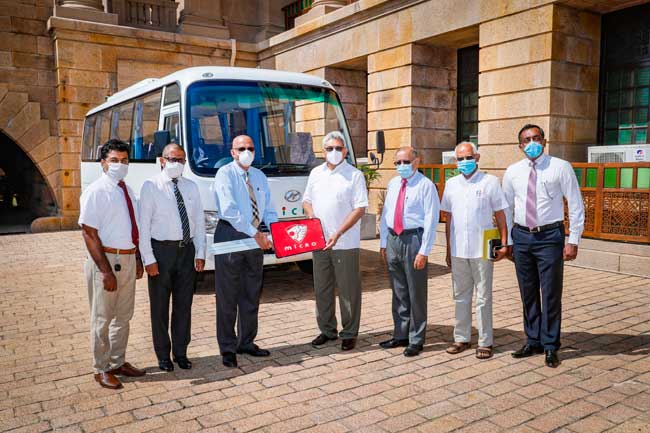 කොවිඩ් නයින්ටින් මෙහෙයුමට මයික්‍රෝ කාර් ලිමිටඩ් සමාගමෙන් බස් රථයක්