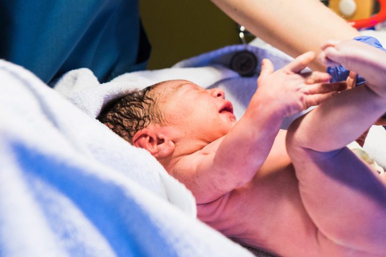 කොරෝනා ආසාදිත මවක් දරුවෙකු ප්‍රසූත කරයි