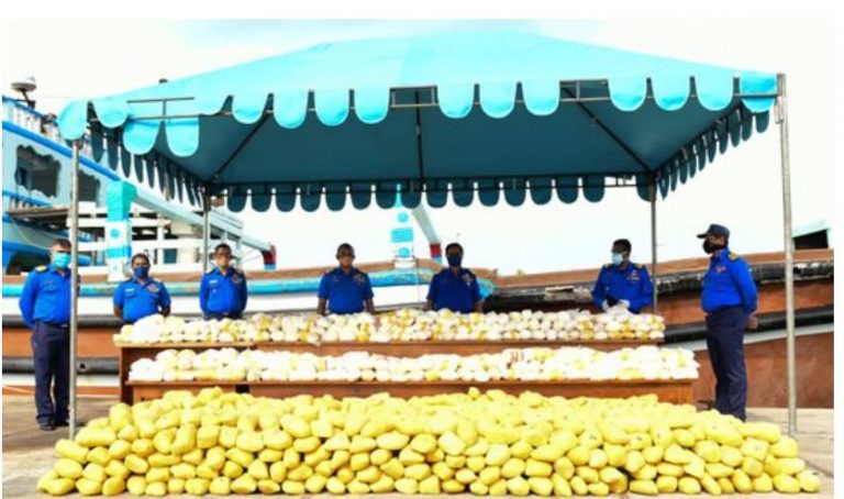 ගැඹුරු මුහුදේ අත්අඩංගුවට ගත් ඉතිහාසයේ වැඩිම මත්ද්‍රව්‍ය තොගය දික්ඕවිට වරායට සේන්දු වෙයි