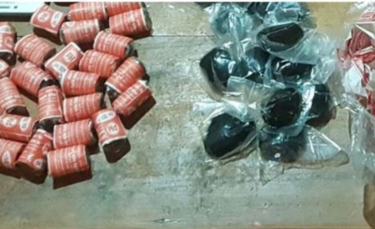 නීති විරෝධී මත්පැන් සහ මදනමෝදක සමඟ අයෙක් නාවික හමුදා බාරයට