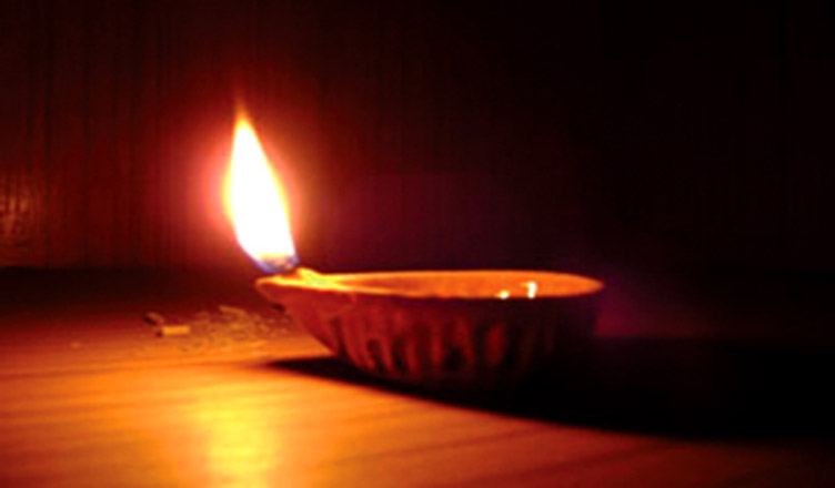 පාස්කු ප්‍රහාරයෙන් දිවි පිදූ, තුවාල ලැබූ ජනතාව සිහිපත් කරමින් පහනක් දල්වන්න