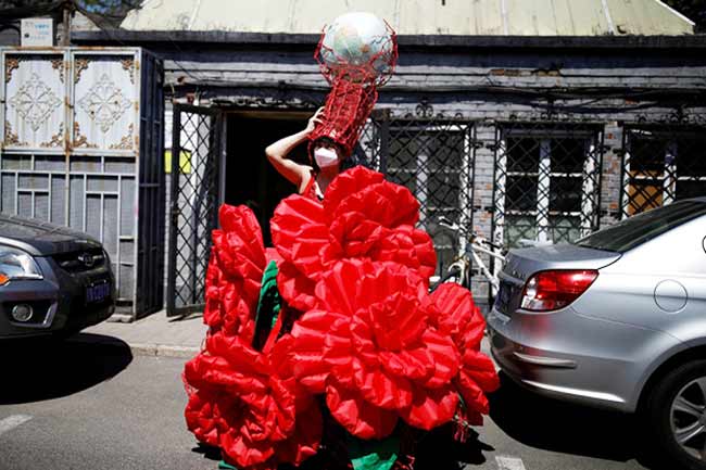 මිහිතල දිනයට චීනයෙන් අපූරු විලාසිතා නිර්මාණයක්