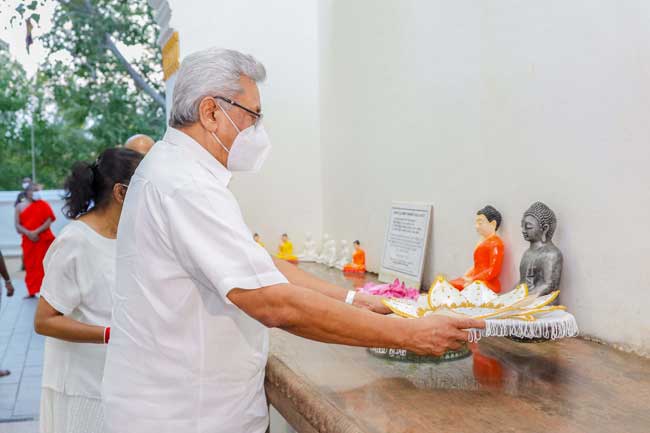 ජනපති අනුරාධපුර පුදබිමේ ආගමික වතාවත්වලට එක්වෙයි