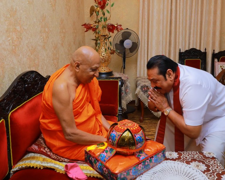 අගමැති දළඳා සමිඳු වැඳපුදා ගනී