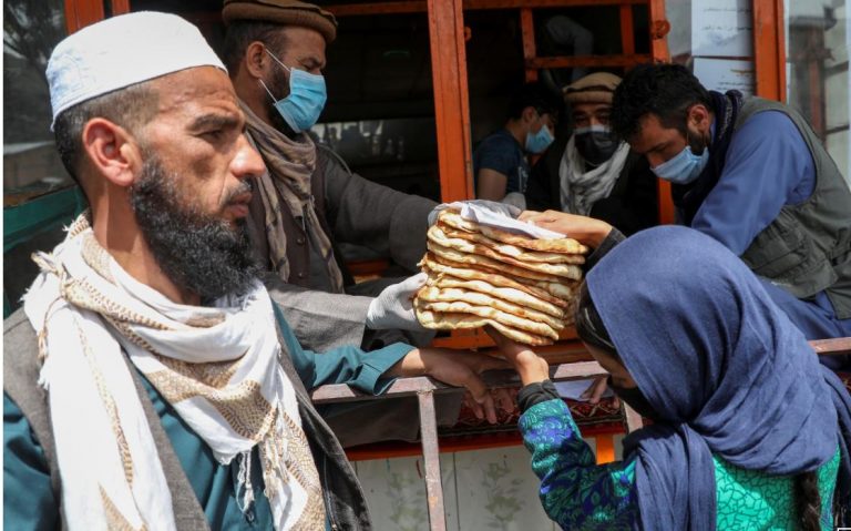 ඇෆ්ගනිස්ථානය තුළ නොමිලේ පාන් බෙදා දෙයි