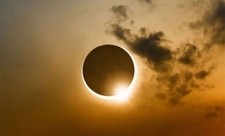 මසක් තුළ සුර්යග්‍රහණයක් සහ චන්ද්‍රග්‍රහණ දෙකක්