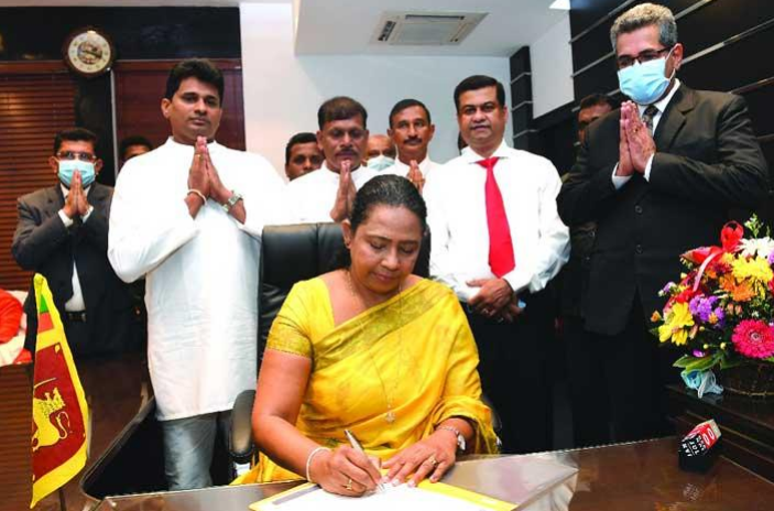 කැබිනට් හා රාජ්‍ය අමාත්‍යවරුන් පිරිසක් රාජකාරී කටයුතු ආරම්භ කරයි