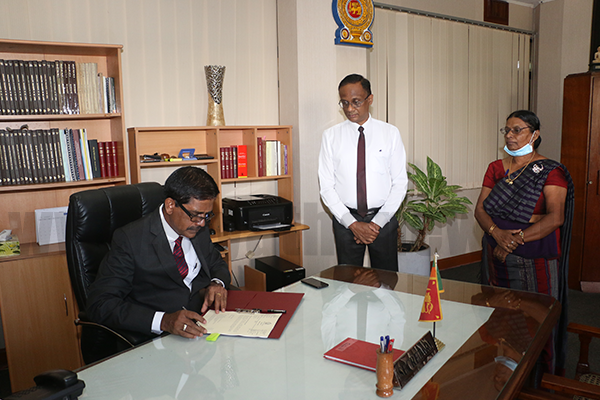 අධිකරණ අමාත්‍යාංශයේ නව ලේකම් රාජකාරී කටයුතු අරඹයි