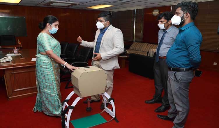 නව නිර්මාණයක් වූ MCPR යන්ත්‍රය ඇමති සීතා අරඹේපොලගේ නිරීක්ෂණයට