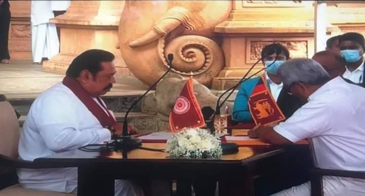09 වන පාර්ලිමේන්තුවේ නව අගමැති මහින්ද දිවුරුම් දෙයි