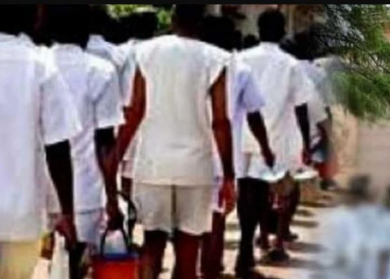 රැඳවියන් පිරිසකට ජනපති පොදු සමාව