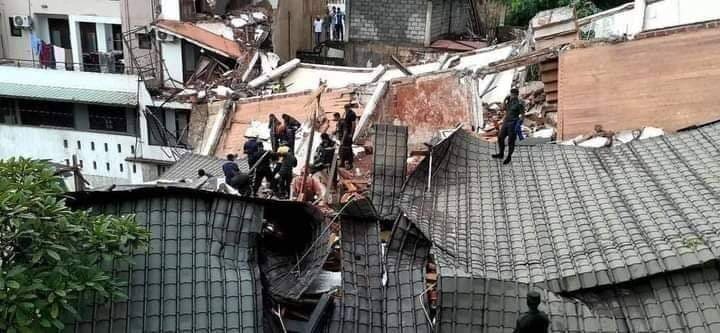 මහනුවර ගිලා බැසීමට ලක්වූ ගොඩනැගිල්ල අවට පවුල් ඉවත් කෙරේ