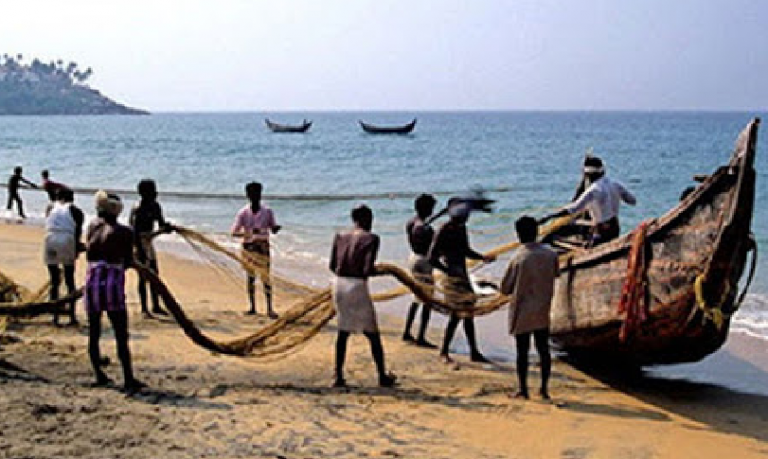 මුහුදු නොයන ලෙස ධීවරයින්ට දැනුම් දෙයි