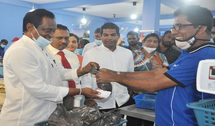 දිවයිනපුරා ධීවර සංස්ථාවේ මාළු අලෙවිසැල් අරඹයි
