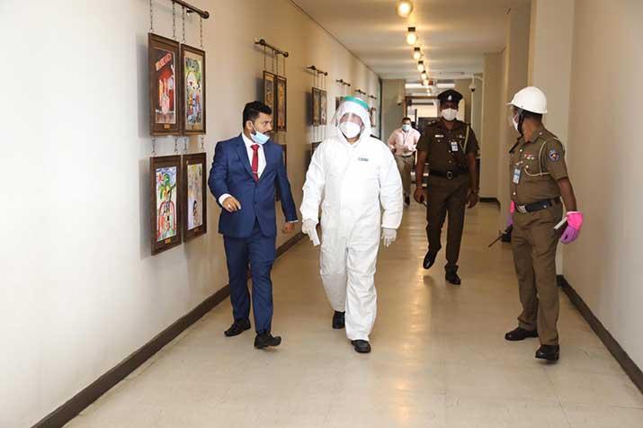 රිෂාඩ් බදියුදීන් පෞද්ගලික ආරක්ෂිත ඇඳුමකින් පාර්ලිමේන්තුවට එයි