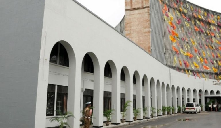 ජාතික ලේඛනාගාරයේ මහජන සේවා සීමා කෙරේ