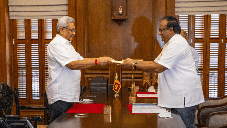 සරත් වීරසේකර මහජන ආරක්ෂක අමාත්‍ය ධූරයේ දිවුරුම් දෙයි