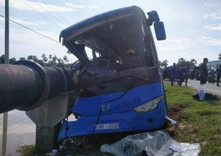 නිරෝධායනයට පිරිසක් රැගෙන ගිය බස් රථයක් අනතුරට