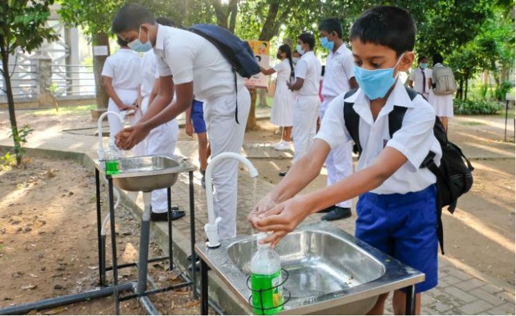 පාසල් වලට සිසුන් එවීමට බයවෙන්න අවශ්‍ය නැති බව අධ්‍යාපන ලේකම් කියයි