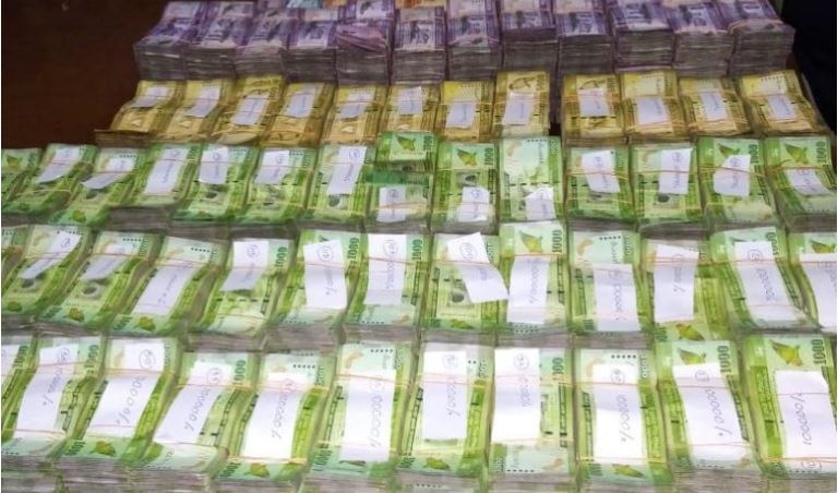 කෝටි ගණනක මුදල් හා හෙරොයින් සමග කතක් අත්අඩංගුවට