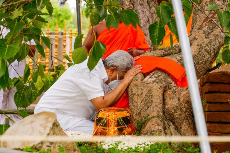 ජනපති ජය ශ්‍රී මහා බෝධීන් වහන්සේ වැඳ ආශිර්වාද ලබා ගනී