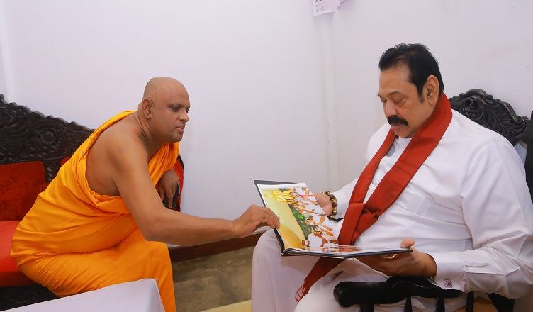 අගමැතිතුමා,මිරිසවැටිය විහාරාධිකාරි ඊතල් වැටුනවැවේ ඥාණරතන හිමියන් බැහැදකී