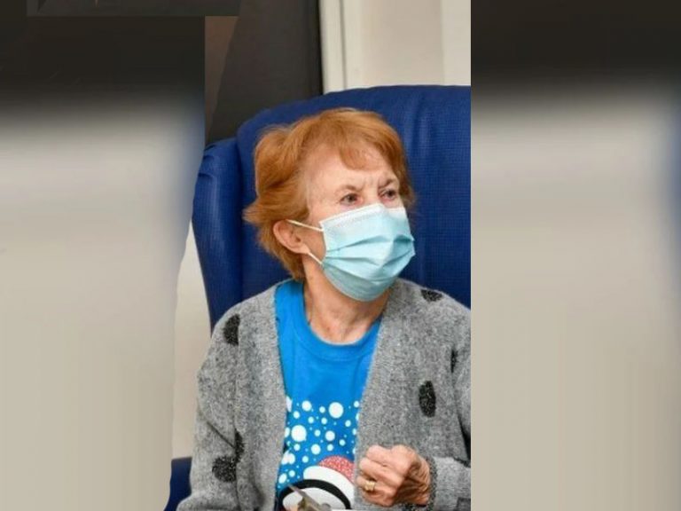 බ්‍රිතාන්‍යයේ කොවිඩ් එන්නත ලබා දුන් ප්‍රථම කාන්තාව