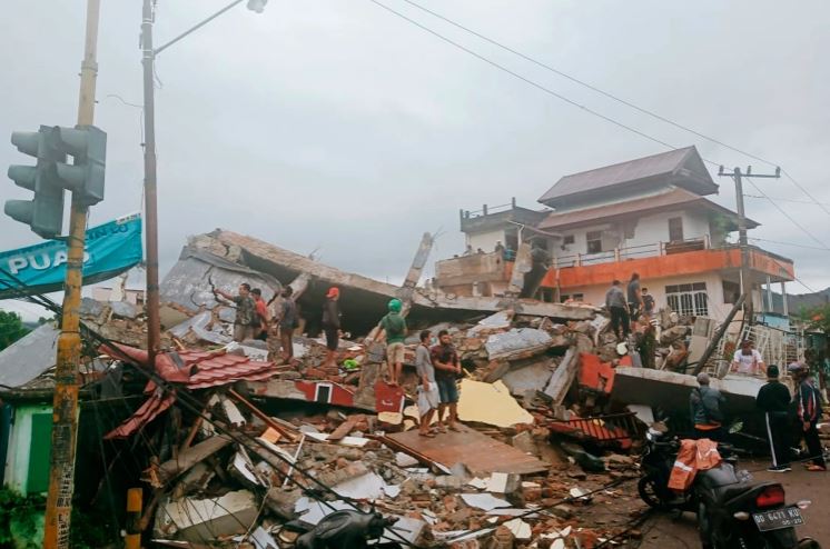 ඉන්දුනීසියාවේ ප්‍රබල භූ කම්පනයක් : 7ක් මරුට (ඡායාරූප)