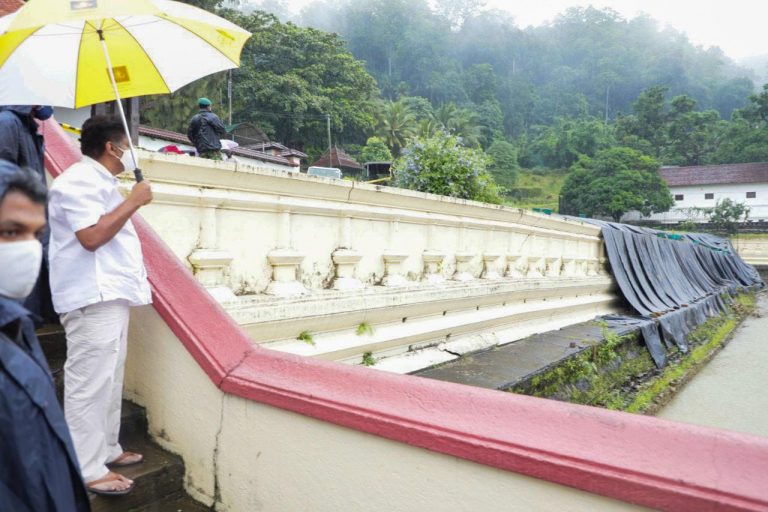 දළදා මාලිගාවේ කඩා වැටුණු දිය අගලේ ආරක්‍ෂිත බැම්ම විපක්ෂ නායකගේ නිරීක්ෂණයට