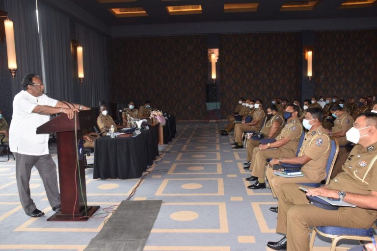 ආරක්ෂක ඇමති වයඹ පළාතේ පොලිස් නිලධාරින් අමතයි