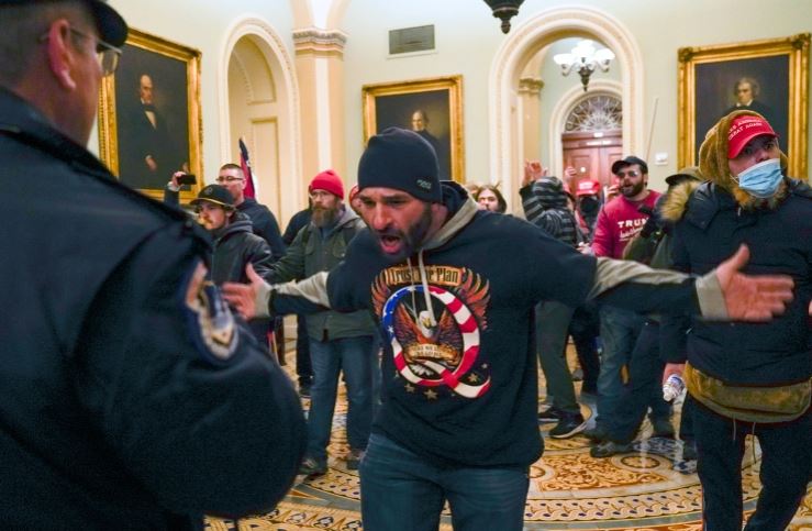 ට්‍රම්ප්ගේ ආධාරකරුවන් කැපිටල් ගොඩනැගිල්ලට ප්‍රචණ්ඩකාරිව ඇතුල්වෙයි (ඡායාරූප)