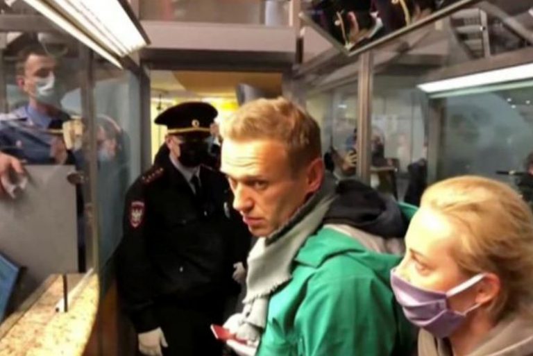 රුසියානු විපක්ෂ නායක ඇලෙක්සි නවාල්නි අත්අඩංගුවට