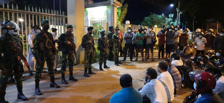 යාපනය සරසවිය ඉදිරිපිට නොසුන්සුන්කාරී තත්ත්වයක් : ආරක්ෂාවත් තර කරයි