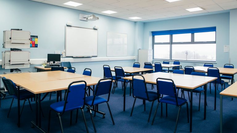 බ්‍රිතාන්‍යයේ පාසල් තවදුරටත් වැසේ